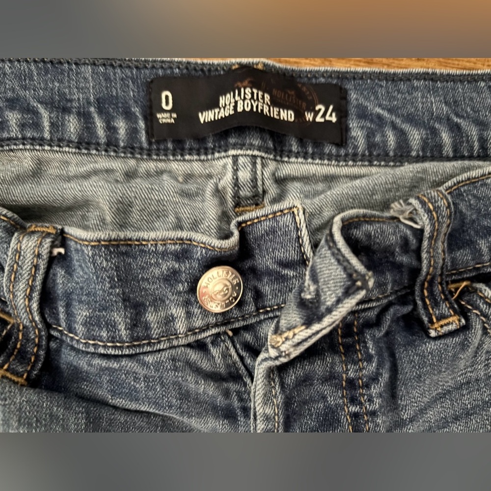 !! LEAVING SOON !! Hollister Vintage Low Rise Boyfriend Jeans